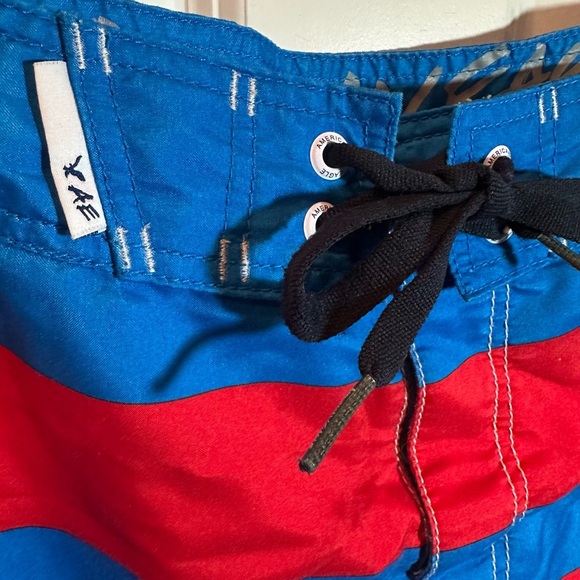 American Eagle Men’s Red And Blue Striped Board Shorts Swim Trunks Med - Picture 5 of 7
